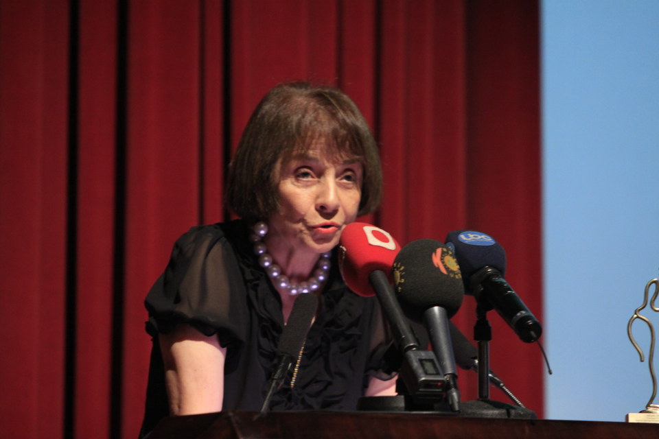 Director Colette Naufal inviting Luca Guadagnino to give a word before the screening of his film I Am Love, the closing film