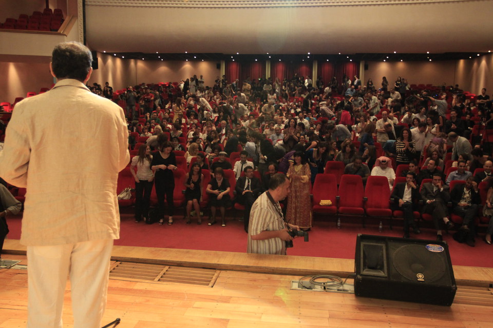 The audience celebrating Degaulle Eids’ prize… all standing clapping