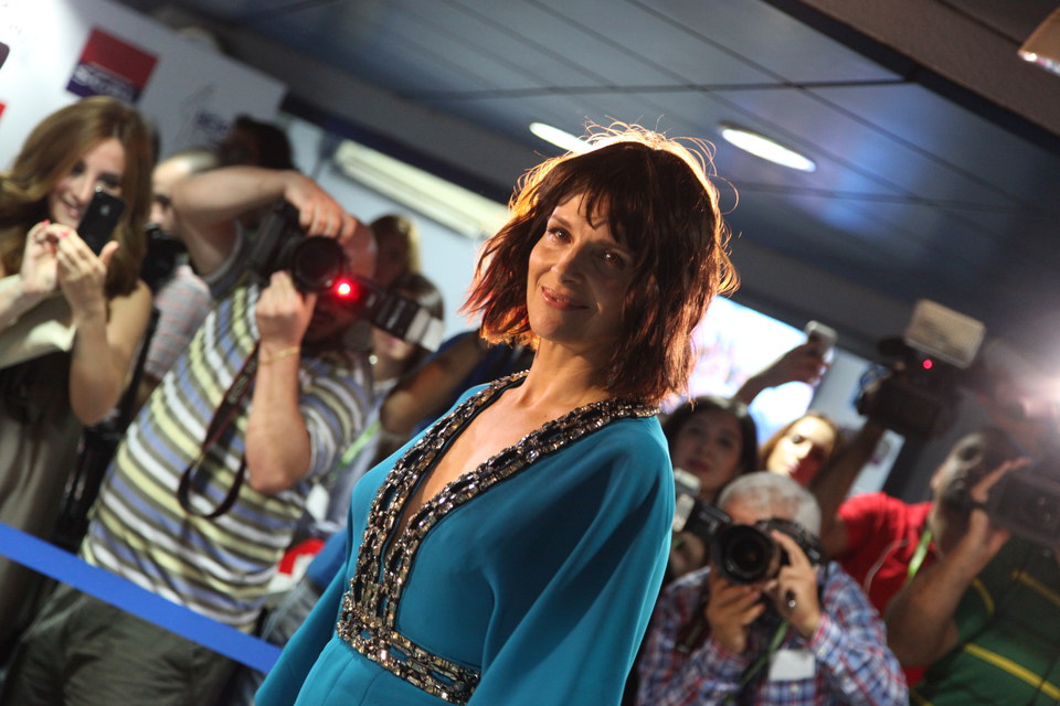 Juliette Binoche posing for the cameras before she enters the VIP Lounge