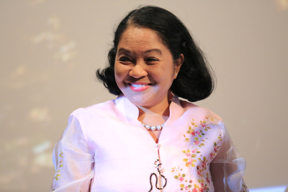 Philippine Ambassador taking the prize for TAKLUB by Brillante Mendoza, that won the Audience Vote